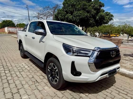 TOYOTA HILUX 2.8 D-4D TURBO DIESEL CD SRX 4X4 AUTOMÁTICO